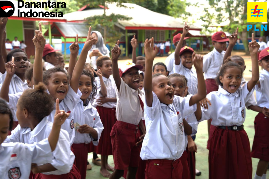 Danantara Indonesia dan PLN Salurkan 5.000 Paket Perlengkapan Sekolah ke Tiga Provinsi di Indonesia